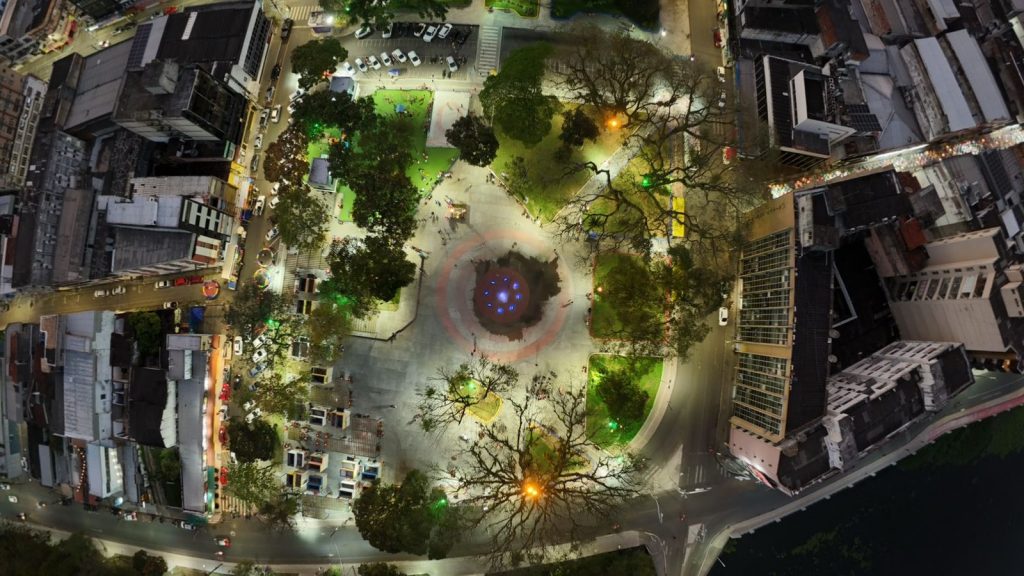 Uso indevido da fonte luminosa e de energia na praça causa danos ao patrimônio público