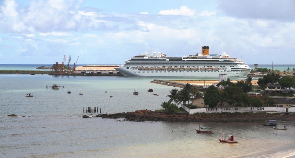 Temporada de cruzeiros 2025/2026 deve atrair mais de 260 mil turistas nacionais e internacionais ao litoral baiano
