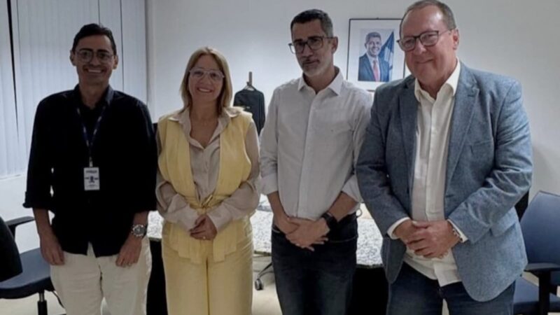 PREFEITA MAGNÓLIA BARRETO DISCUTE EXPANSÃO DO ABASTECIMENTO DE ÁGUA EM URUÇUCA COM PRESIDENTE DA EMBASA