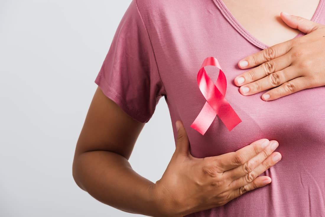 Outubro Rosa: prevenção, direitos assegurados e avanços terapêuticos no câncer de mama