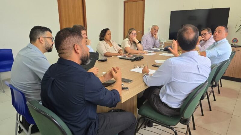 Prefeito em exercício reúne secretários municipais para planejar ações visando a entrega da Feira do São Caetano