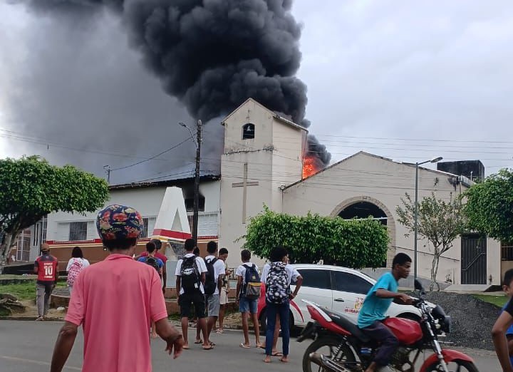 Escola Municipal Aloísio Itaparica sofre incêndio e é evacuada com segurança