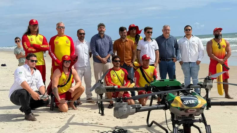 Prefeito Valderico Junior acompanha teste de drone de salvamento aquático