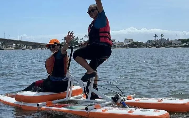 Passeio aquático reúne moradores e turistas na Praia da Maramata