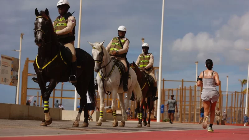 Cavalaria da Polícia Militar auxilia policiais na prevenção de furtos e roubos durante Operação Verão 2025/26
