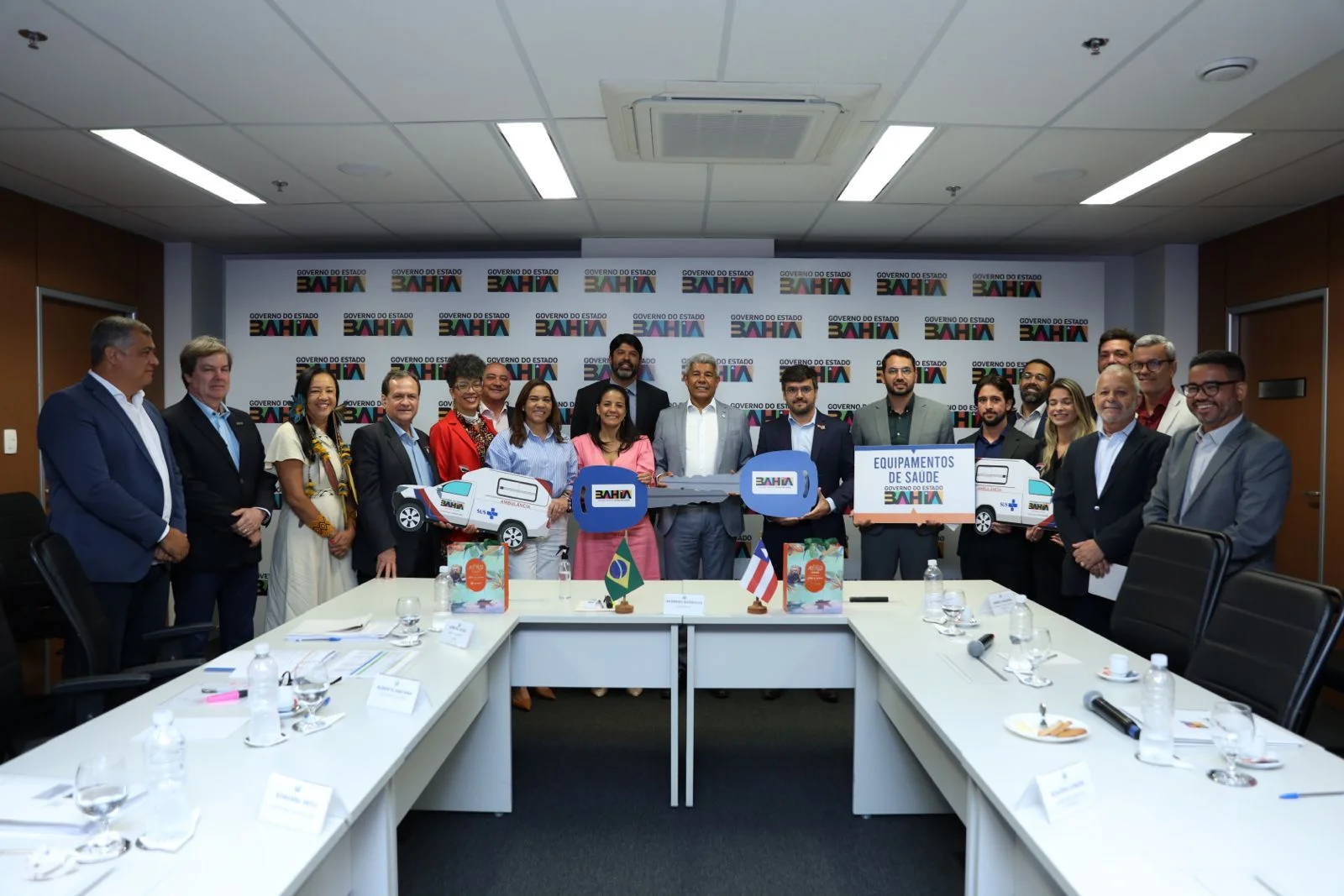Ambulâncias, veículos administrativos e equipamentos para a saúde são entregues pelo Governo do Estado durante reunião com Prefeitura de Ilhéus