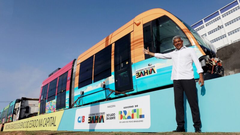 Governador apresenta os primeiros trens do VLT que já chegaram à capital baiana; testes começam em janeiro