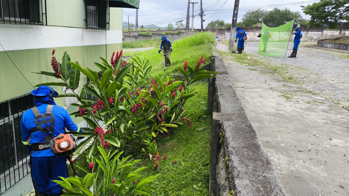 Prefeitura de Itabuna faz limpeza e manutenção de praça e das principais vias da cidade