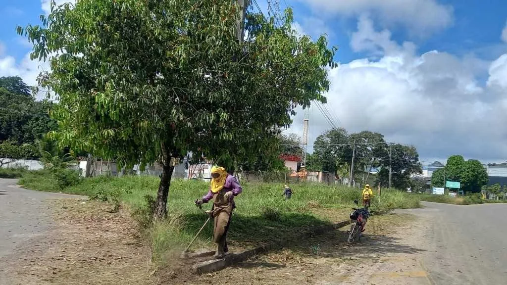 Prefeitura de Ilhéus realiza limpeza e roçagem no Centro Industrial do Iguape