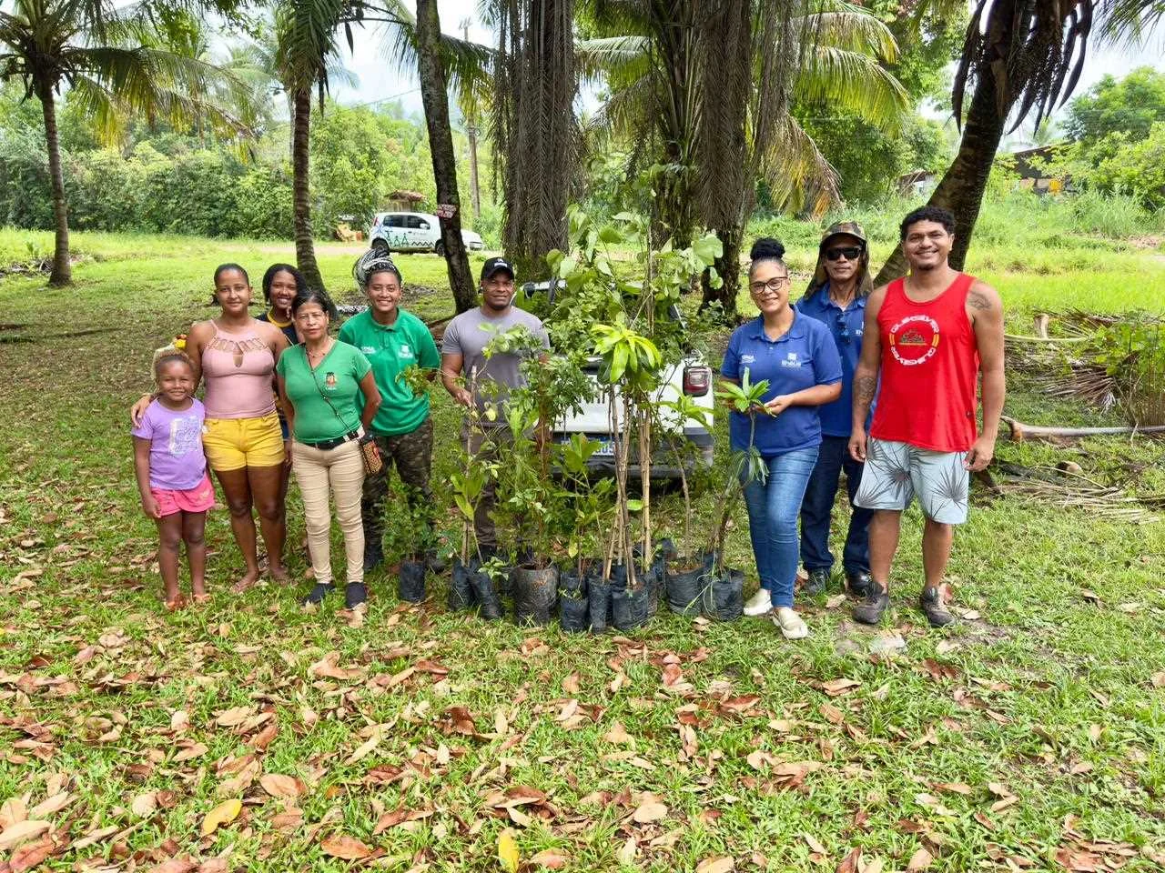 Prefeitura de Ilhéus leva Projeto Vivares ao bairro São Domingos e realiza plantio de árvores