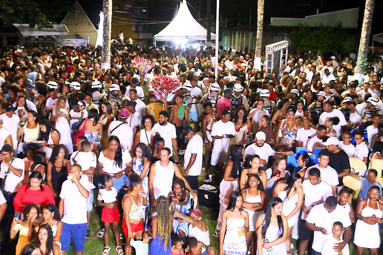 MÚSICA E MOVIMENTO MARCARAM A ABERTURA DO RÉVEILLON DE SERRA GRANDE