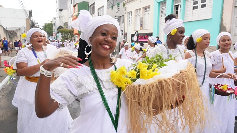 Fé, ancestralidade e alegria contagiam foliões na 45ª Lavagem do Beco do Fuxico