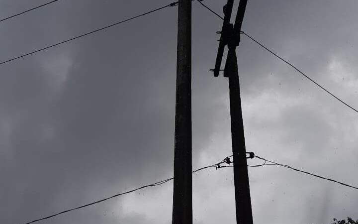 Chuvas e ventos fortes danificam a rede de energia elétrica da EMASA em Rio do Braço