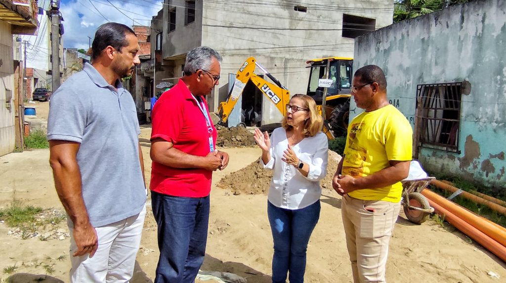 Obras de esgotamento e de pavimentação do Novo Lomanto são vistoriadas