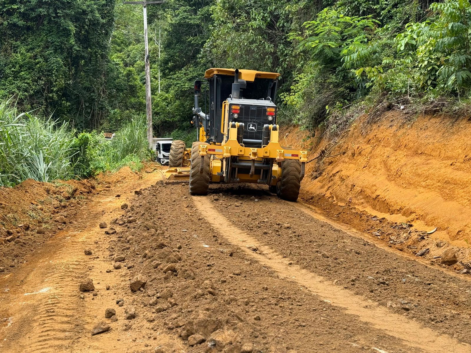 Prefeitura de Ibirapitanga intensifica obras na zona rural com 7 frentes de serviço