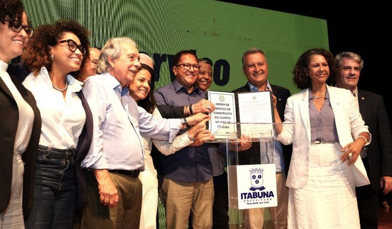 Ministro Rui Costa, reitora Luzia Mota e prefeito Augusto Castro assinam ordem de serviços para início das obras do campus Itabuna do IFBA
