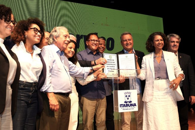Ministro Rui Costa, reitora Luzia Mota e prefeito Augusto Castro assinam ordem de serviços para início das obras do campus Itabuna do IFBA