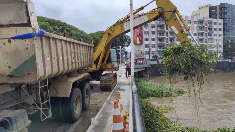 Prefeitura de Itabuna inicia operação integrada de remoção de baronesas, vegetações e entulhos do Rio Cachoeira com apoio da Prefeitura de Ilhéus
