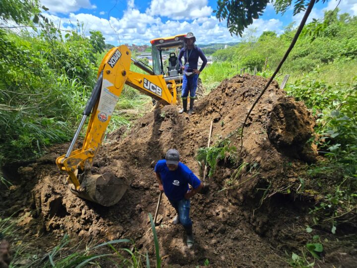 EMASA mobiliza equipes para reparo emergencial e garante suporte com caminhões-pipa na parte alta do Manoel Leão