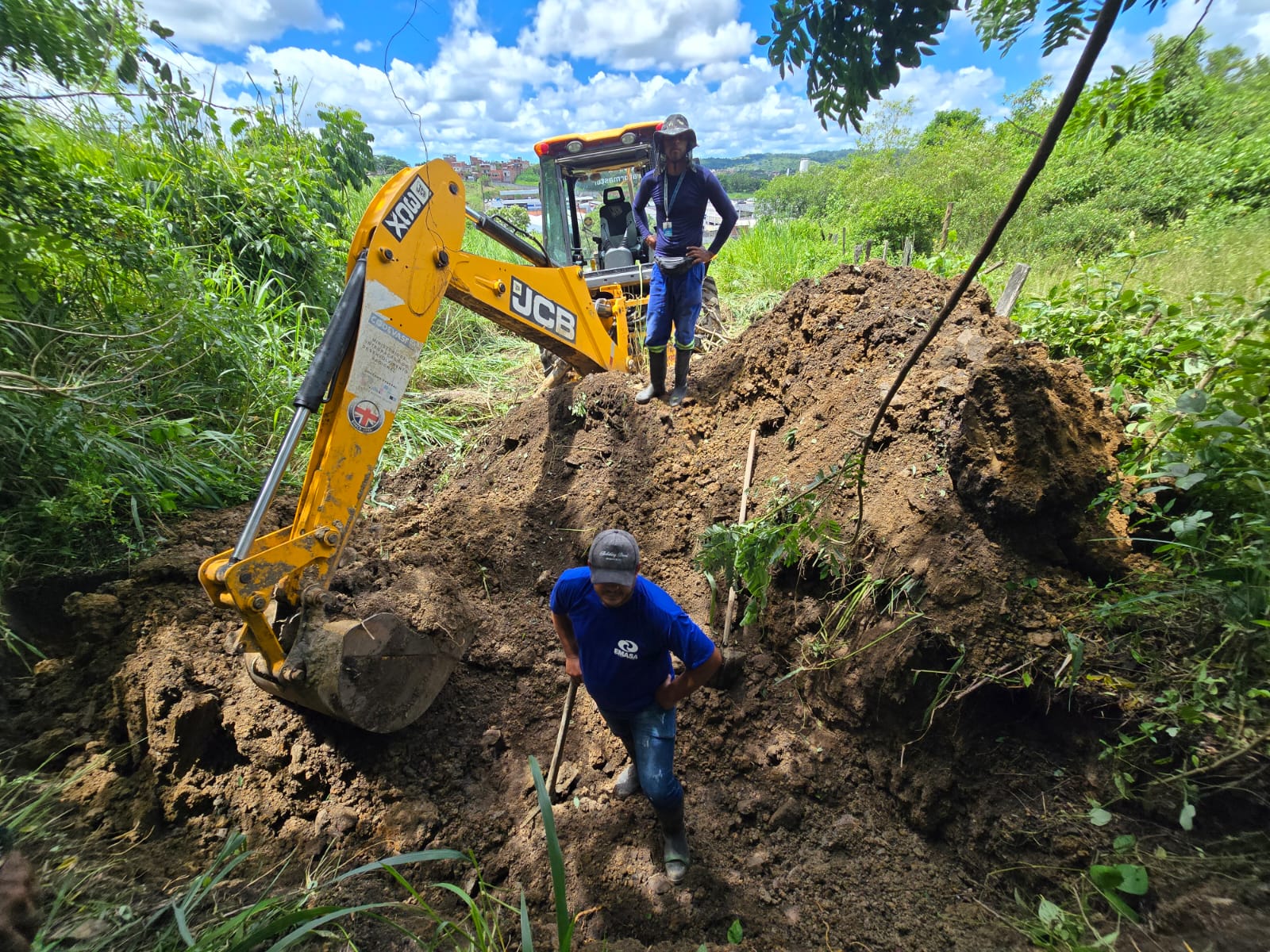 EMASA mobiliza equipes para reparo emergencial e garante suporte com caminhões-pipa na parte alta do Manoel Leão