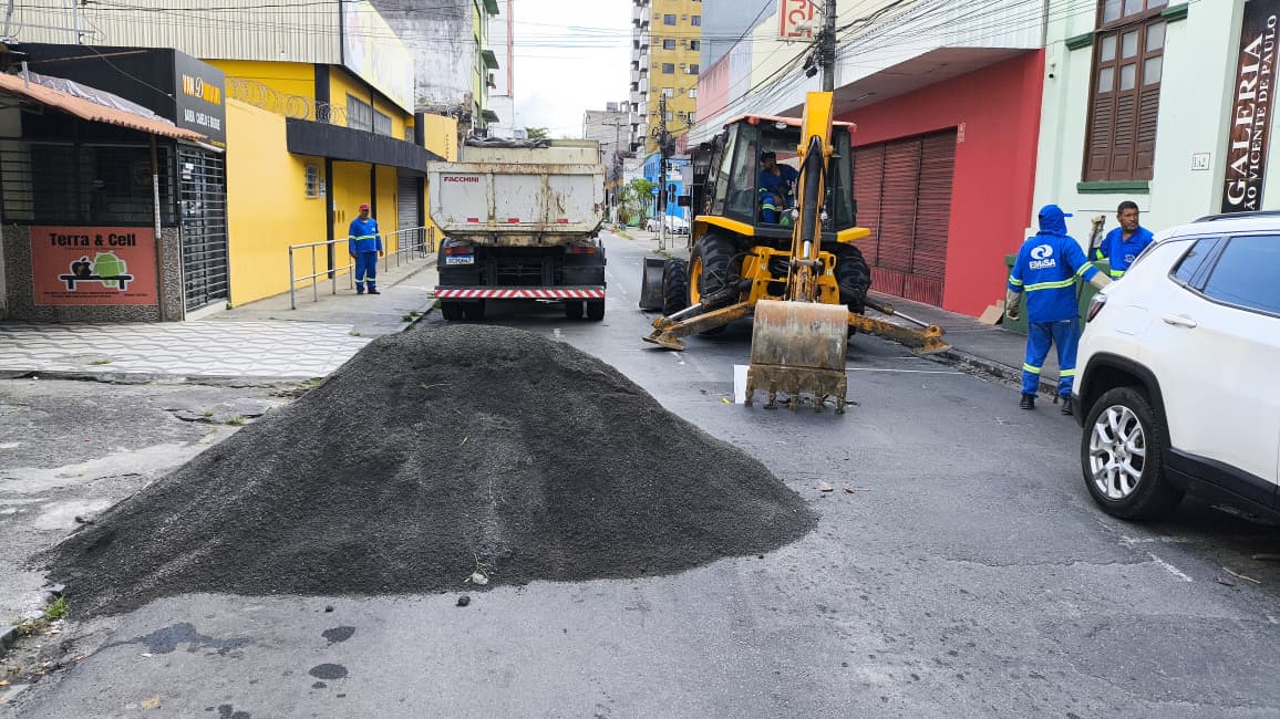 EMASA realiza manutenção em rede de esgoto no centro de Itabuna