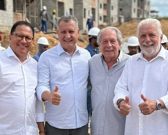 Prefeito Augusto Castro recebe ministro Rui Costa que assina ordens de serviço e a licitação para investimentos em educação e novo sistema de água