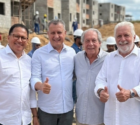 Prefeito Augusto Castro recebe ministro Rui Costa que assina ordens de serviço e a licitação para investimentos em educação e novo sistema de água