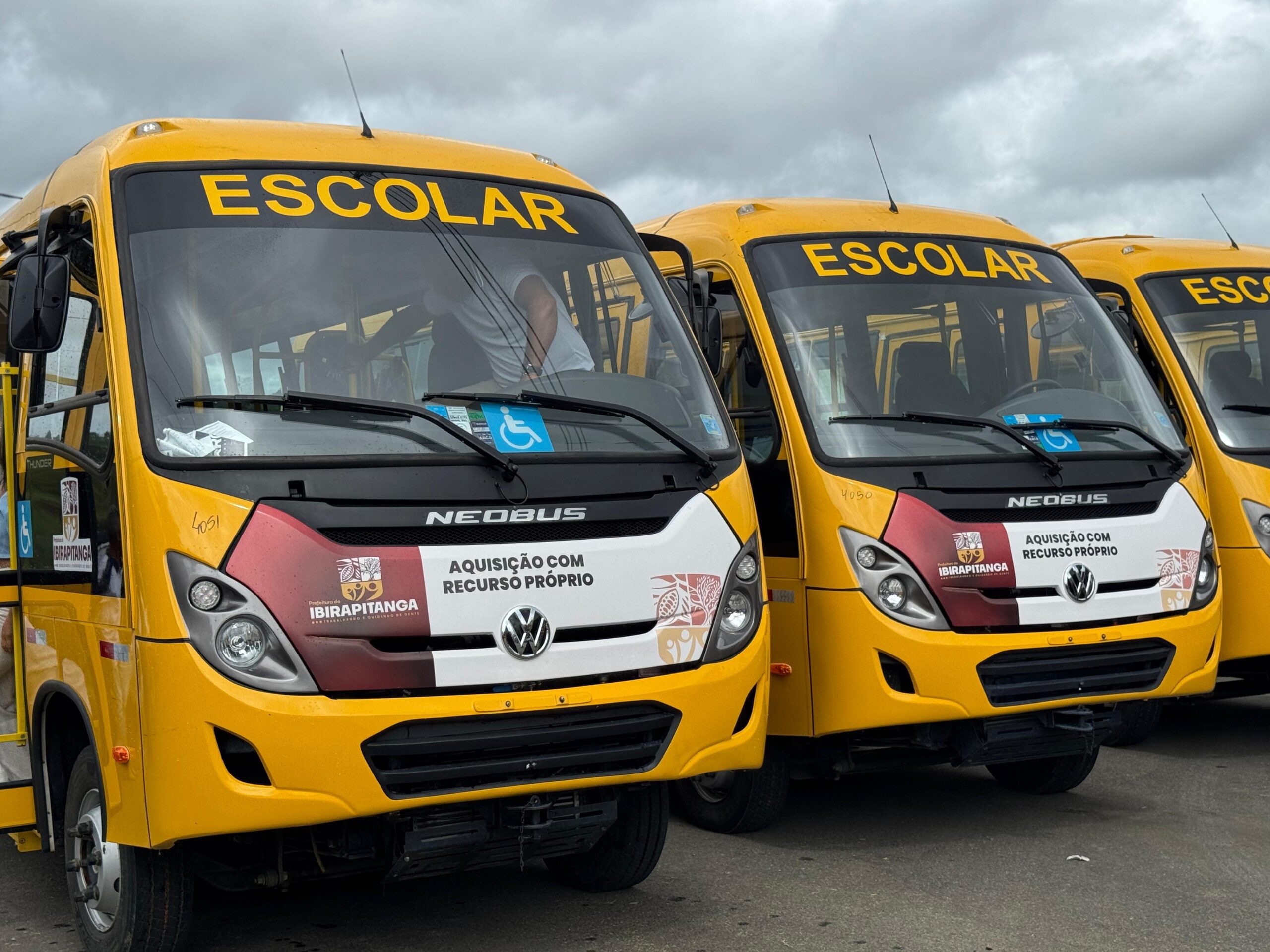 Prefeitura de Ibirapitanga entrega 6 novos ônibus escolares com investimento de R$ 2,6 milhões