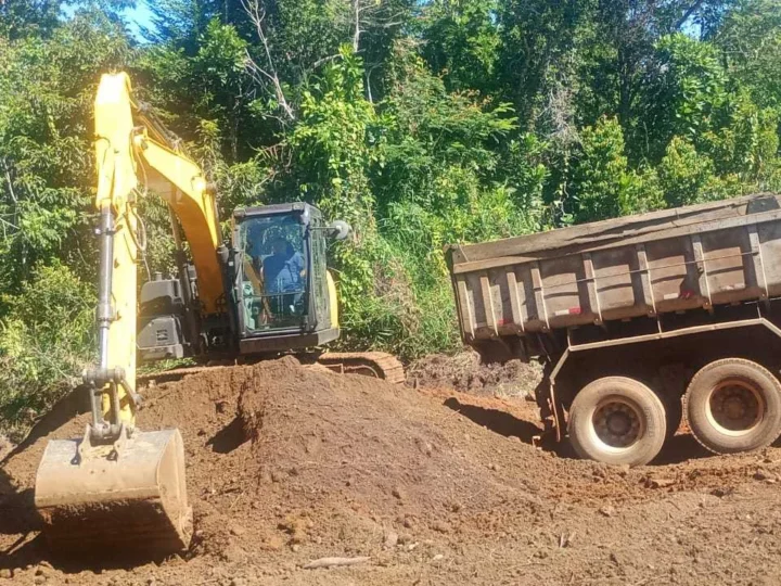 Prefeitura realiza manutenção de estradas em Tibina