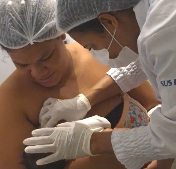 Após seis gestações sem amamentar, mãe realiza sonho com o sétimo filho no Hospital Materno-Infantil de Ilhéus