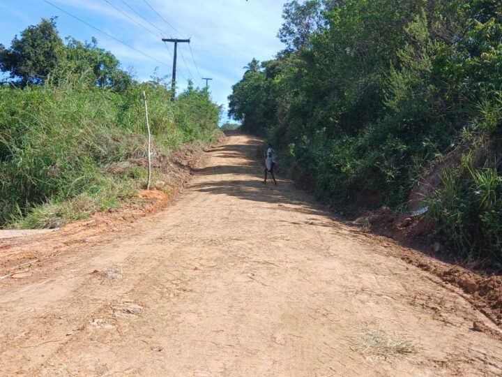 Estrada Olivença-Sapucaeira recebe encascalhamento e garante melhor acesso à comunidade