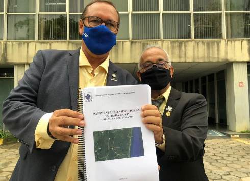 Moacyr Leite Júnior recebe projeto de pavimentação asfáltica da estrada Uruçuca-Serra Grande