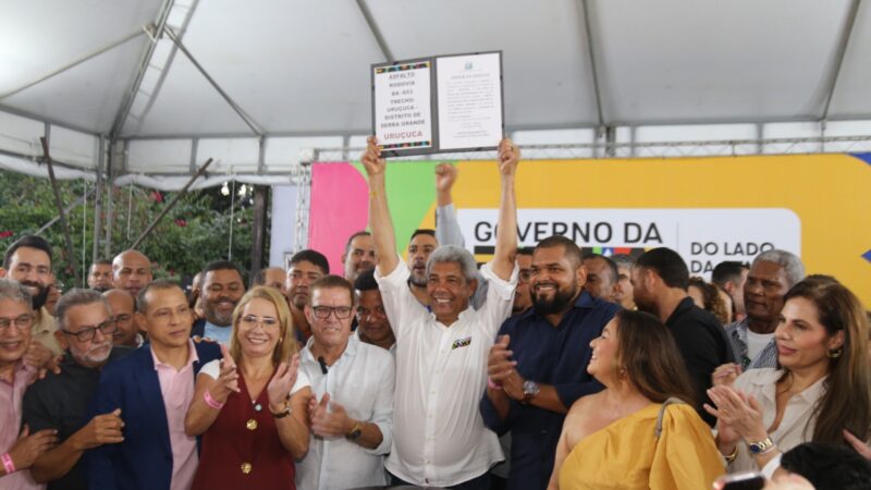 GOVERNADOR JERÔNIMO RODRIGUES ASSINA ORDEM DE SERVIÇO DA BA-653 E ENTREGA ÔNIBUS ESCOLAR EM URUÇUCA