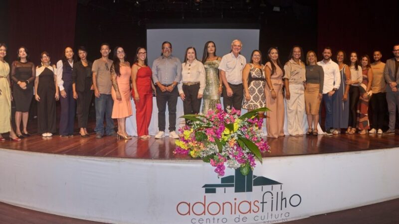 Escola Profissionalizante Maria de Lourdes Monteiro entrega certificados a concluintes dos cursos em noite de festa