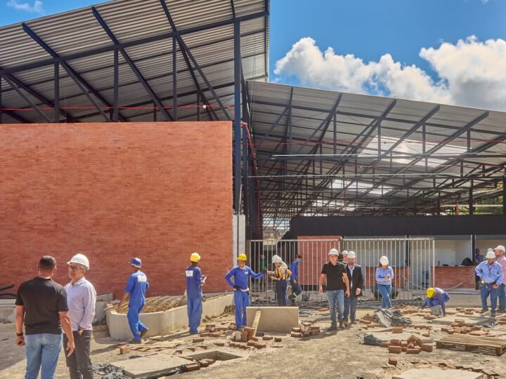 Prefeito Augusto Castro vistoria canteiros de obras da Feira do Califórnia e Parque Linear Amélia Amado