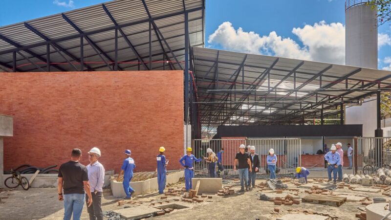 Prefeito Augusto Castro vistoria canteiros de obras da Feira do Califórnia e Parque Linear Amélia Amado