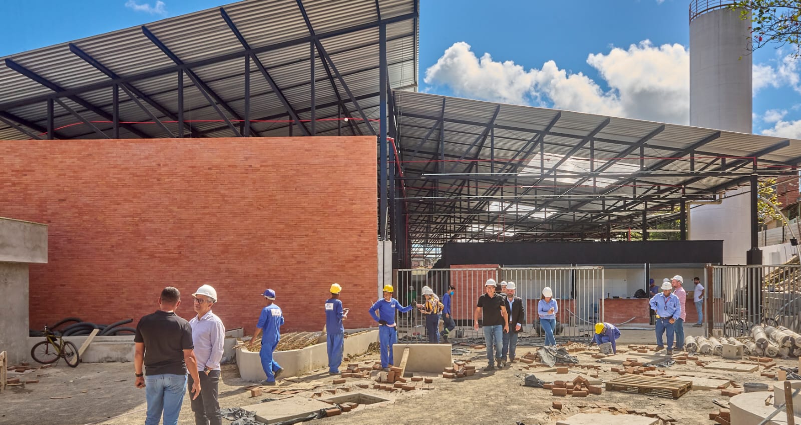 Prefeito Augusto Castro vistoria canteiros de obras da Feira do Califórnia e Parque Linear Amélia Amado