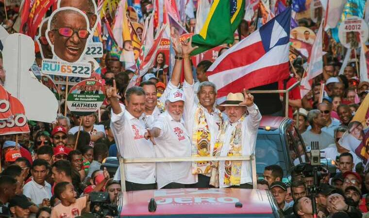 Lula e Jerônimo arrastam 20 mil pessoas na Liberdade e mostram grande força em Salvador
