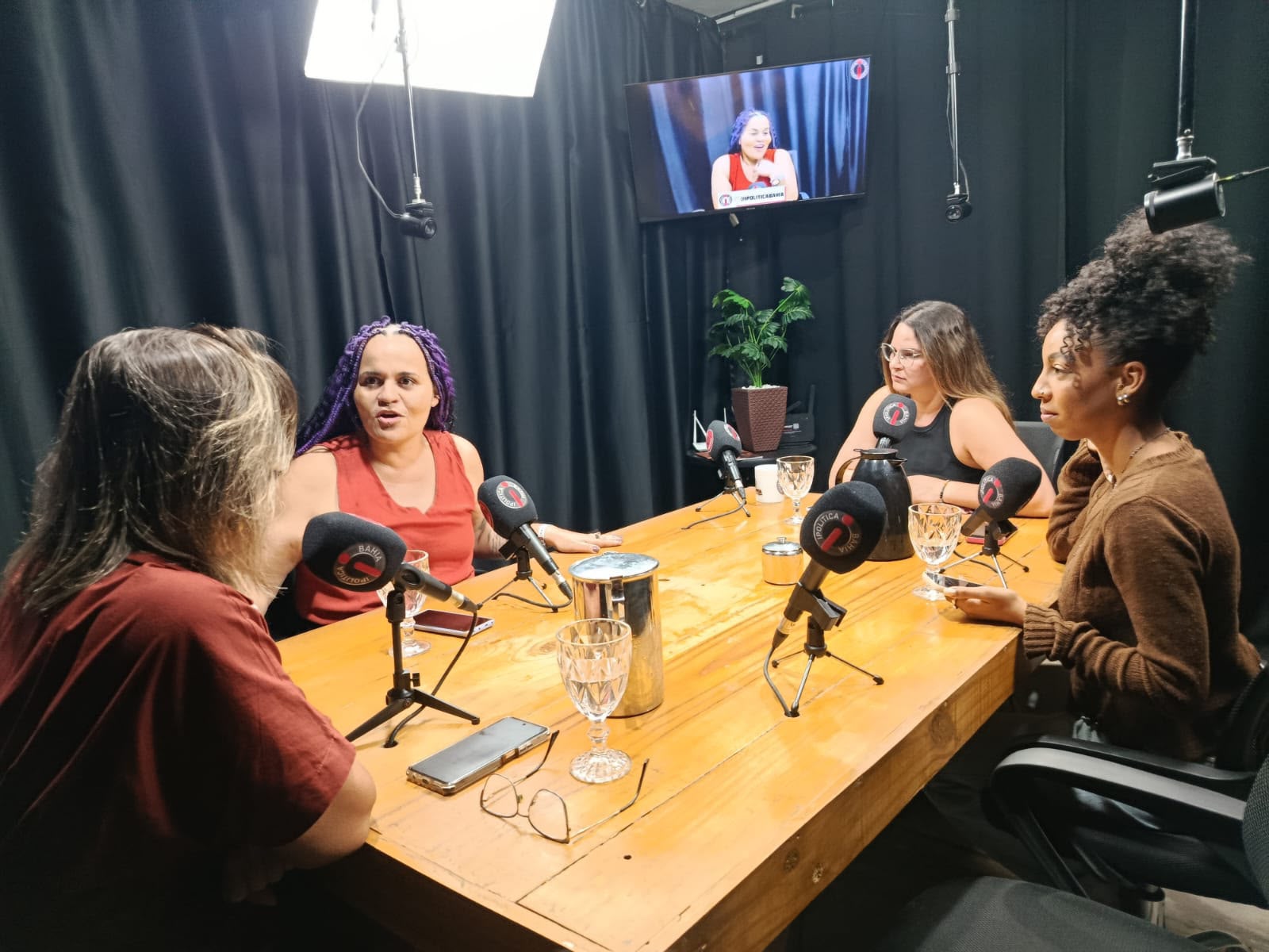 Única mulher candidata ao Senado pela Bahia, Delliana Ricelli (PSOL) critica “chapa de homens brancos” e defende protagonismo feminino na política