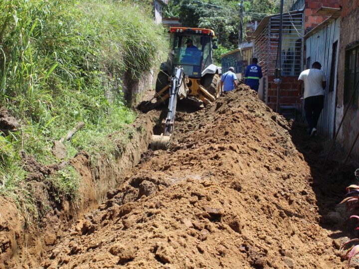 Execução das obras de saneamento básico no bairro Novo Lomanto entram na fase final e moradores aguardam a chegada do asfalto