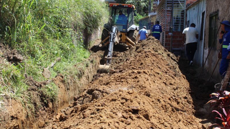 Execução das obras de saneamento básico no bairro Novo Lomanto entram na fase final e moradores aguardam a chegada do asfalto