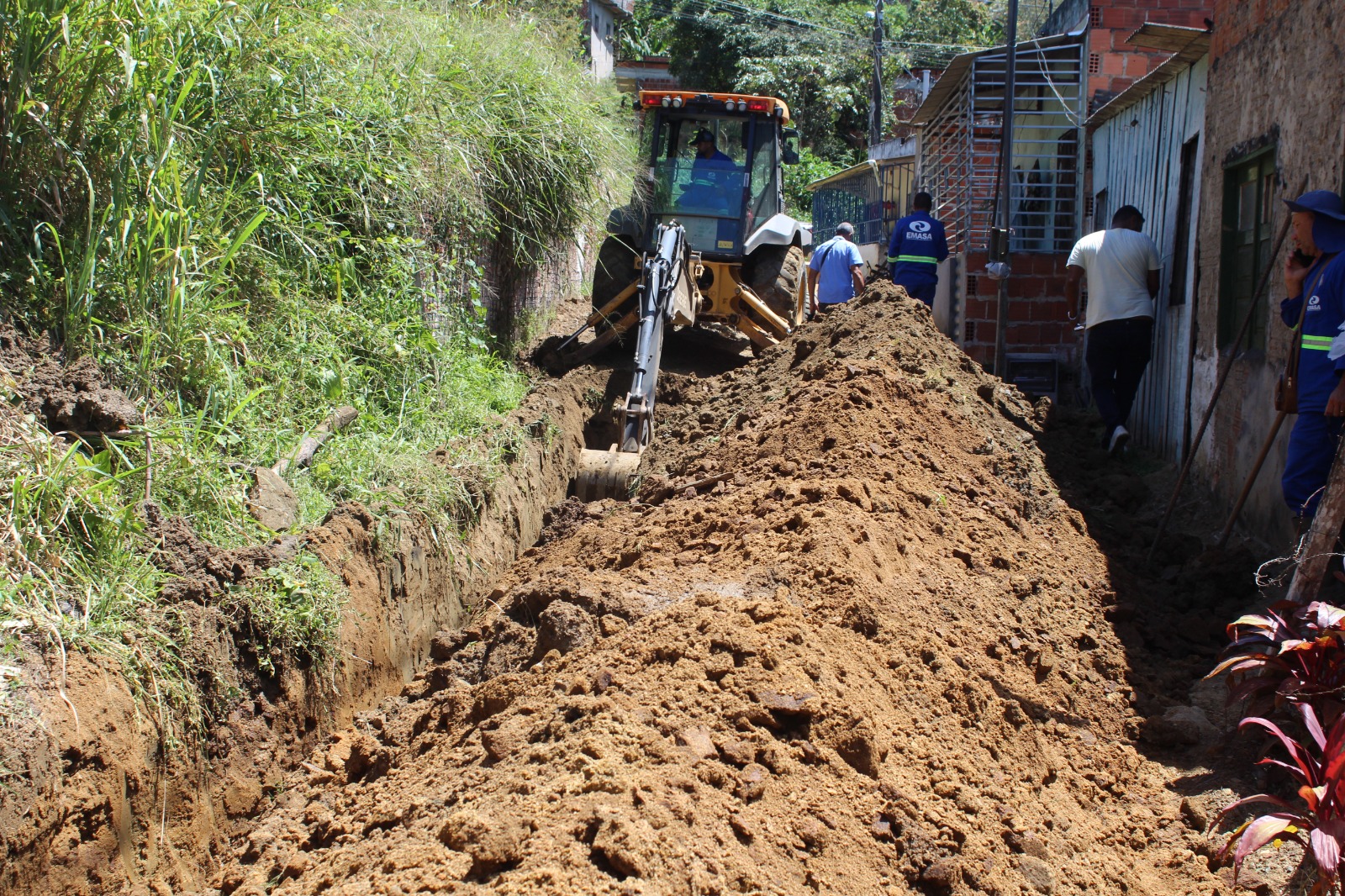 Execução das obras de saneamento básico no bairro Novo Lomanto entram na fase final e moradores aguardam a chegada do asfalto