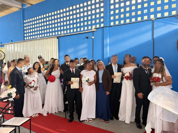 Amor além das grades: 14 casais oficializam união em casamento comunitário no Conjunto Penal de Itabuna