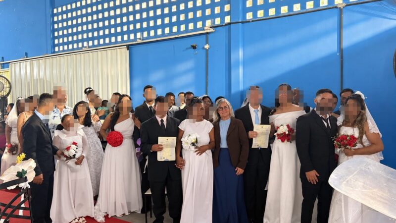 Amor além das grades: 14 casais oficializam união em casamento comunitário no Conjunto Penal de Itabuna