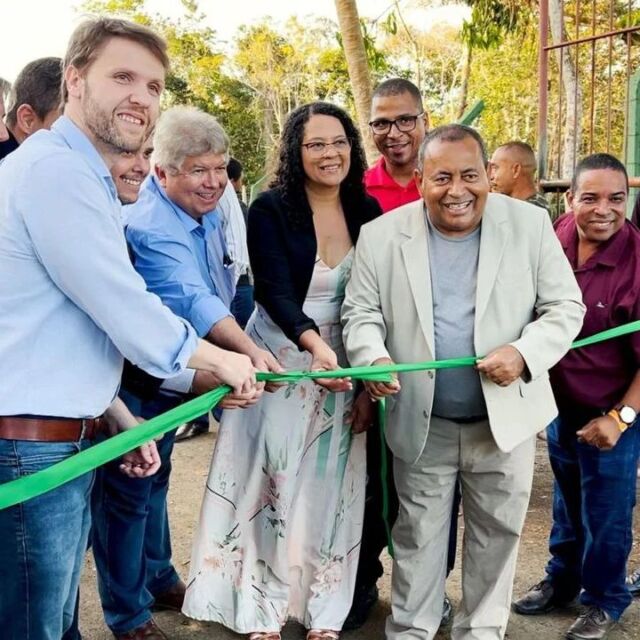 Prefeitura de Itacaré desativa definitivamente o lixão e inaugura Estação de Transbordo e Centro de Triagem e Econegócios  Foi na tarde desta quinta-feira (25), no Auditório do Ecoporan Hotel, em meio a muita emoção e agradecimentos, que aconteceu uma das maiores conquistas da cidade de Itacaré, uma data marcante, que ficará na memória de todos os presentes e na história do município. Muito emocionado, o Prefeito Antônio de Anízio, discursou e demonstrou toda a importância do projeto “Lixão Nunca Mais”.  Na fala do prefeito é perceptível a marca de um dia histórico para Itacaré. Não sendo possível esconder tanta emoção e felicidade. Muitos não acreditavam que o projeto realmente sairia do papel. Agora, todos podem ver de perto o fechamento do lixão. “A maior vitória disso tudo isso não só o fechamento do lixão, mas também estamos dando local digno de trabalho para os catadores, com o Centro de Triagem e Econegócios; um local seguro e digno de moradia, construindo 25 casas para essas famílias; e capacitando essas pessoas para gerar maior renda reciclando o lixo, nossa maior vitória tem sido cuidar dessas pessoas”, disse o prefeito.  Para o ministro do Desenvolvimento Regional, Daniel Ferreira, o projeto “Lixão Nunca Mais” é um dos maiores projetos que o país já presenciou por assegurar a preservação do meio ambiente e do desenvolvimento sustentável. “Ter um projeto dessa magnitude concretizado, é de extrema importância. Isso é um avanço significativo na questão ambiental e social, é, na verdade, a realização de um sonho coletivo. Antes de vir pra cá, mostrei o vídeo do lixão para minha filha, ela ficou muito emocionada. Estou muito feliz em poder fazer parte desse momento tão importante para a cidade e estar contribuindo, junto com minha equipe, com o desenvolvimento sustentável de Itacaré”, ressaltou.  Veja mais no link!  http://www.blogdothame.blog.br/v1/2022/08/26/prefeitura-de-itacare-desativa-definitivamente-o-lixao-e-inaugura-estacao-de-transbordo-e-centro-de-triagem-e-econegocios/