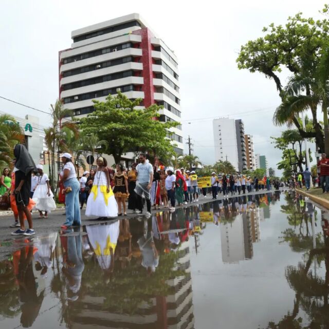 7 de setembro de Ilhéus ficou marcado por buracos, alagamento e falta do Grito dos Excluídos  Organizado pela Prefeitura de Ilhéus, o evento começou  às 7hs. A revista às tropas, feita às 9hs, antecedeu o desfile.  A  tradicional manifestação no feriado da Independência do Brasil, costuma reunir movimentos populares, movimento estudantil e sindical, feministas, ambientalistas, pastorais religiosas e partidos de esquerda.  O Grito dos Excluídos sempre foi uma tradição do desfile cívico de Ilhéus, contudo, esse ano o público ficou decepcionado com a falta do movimento popular e a péssima estrutura do local. O que se viu foi alagamento e buracos por toda Avenida Soares Lopes.  "Muitos iriam utilizar essa oportunidade para fazer um contraponto ao governo municipal, estadual e federal. "O que a gente queria era levar para avenida, denúncias nos cortes de recursos na área da habitação e educação, o desemprego, a exclusão e a desigualdade social." Comentou Dona Rose sobre a ausência da manifestação!